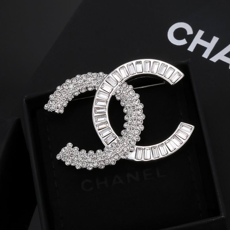 Chanel Brooch 3lyx236